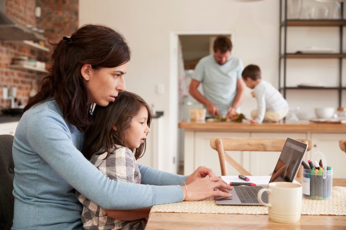 Los niños trabajan tanto que los padres. correct incorrect